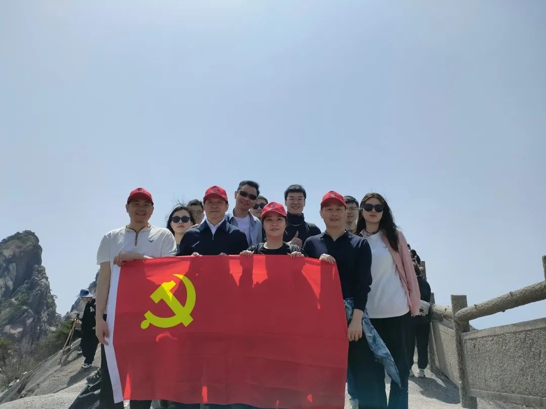 東方龍商務(wù)與春天有個(gè)約會(huì)！集團(tuán)100余人赴安徽黃山“團(tuán)建”，太嗨了！“奔跑二季度”——我們準(zhǔn)備好了！